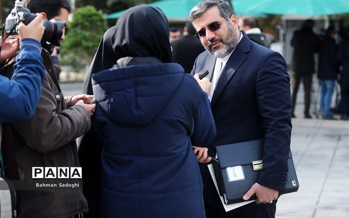 بی‌حرمتی نسبت به قانون و حجاب پسندیده نیست