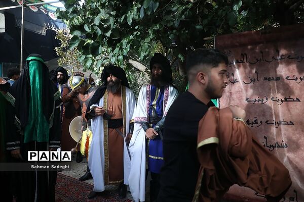 کاروان نمادین کربلا در روز تاسوعای حسینی در اصفهان
