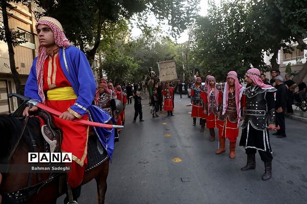 کاروان نمادین کربلا در روز تاسوعای حسینی در اصفهان