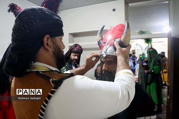 کاروان نمادین کربلا در روز تاسوعای حسینی در اصفهان