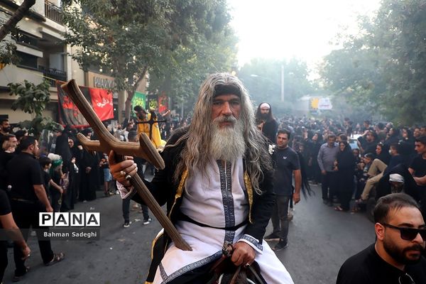 کاروان نمادین کربلا در روز تاسوعای حسینی در اصفهان