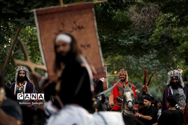 کاروان نمادین کربلا در روز تاسوعای حسینی در اصفهان