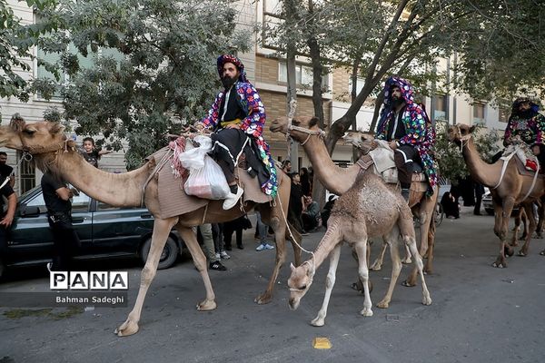 کاروان نمادین کربلا در روز تاسوعای حسینی در اصفهان