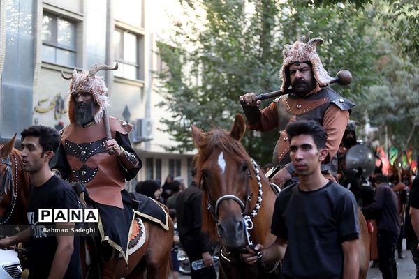 کاروان نمادین کربلا در روز تاسوعای حسینی در اصفهان