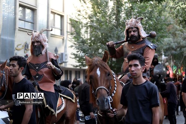 کاروان نمادین کربلا در روز تاسوعای حسینی در اصفهان