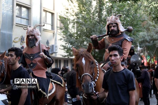 کاروان نمادین کربلا در روز تاسوعای حسینی در اصفهان