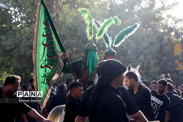 کاروان نمادین کربلا در روز تاسوعای حسینی در اصفهان
