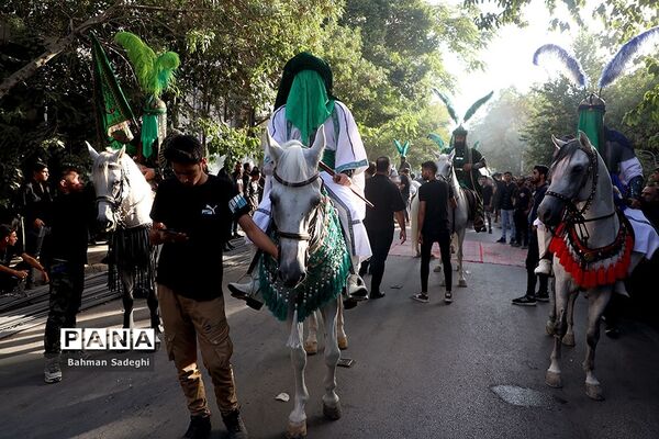 کاروان نمادین کربلا در روز تاسوعای حسینی در اصفهان