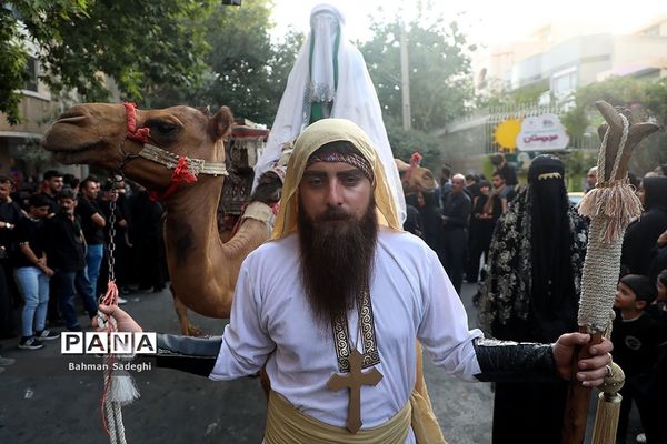 کاروان نمادین کربلا در روز تاسوعای حسینی در اصفهان