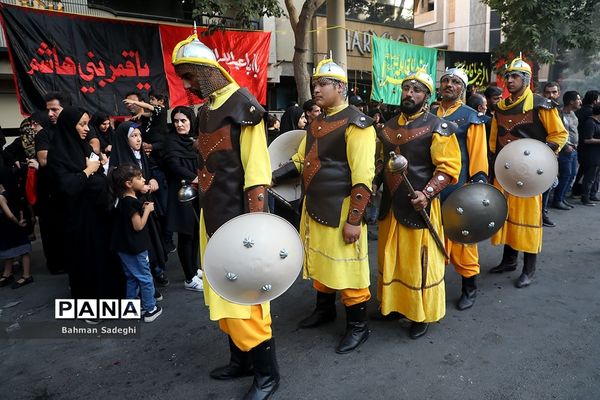 کاروان نمادین کربلا در روز تاسوعای حسینی در اصفهان