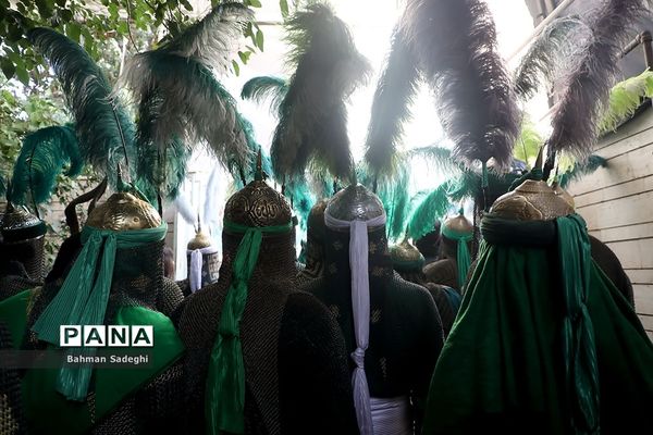 کاروان نمادین کربلا در روز تاسوعای حسینی در اصفهان