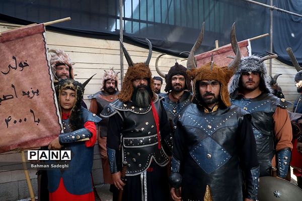 کاروان نمادین کربلا در روز تاسوعای حسینی در اصفهان