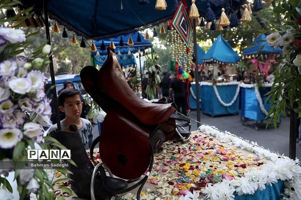 کاروان نمادین کربلا در روز تاسوعای حسینی در اصفهان