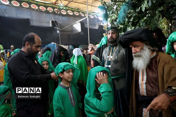 کاروان نمادین کربلا در روز تاسوعای حسینی در اصفهان