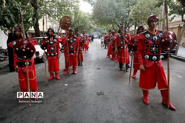 کاروان نمادین کربلا در روز تاسوعای حسینی در اصفهان