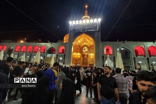 حال و هوای حرم مطهر رضوی در دهمین شب از ماه محرم