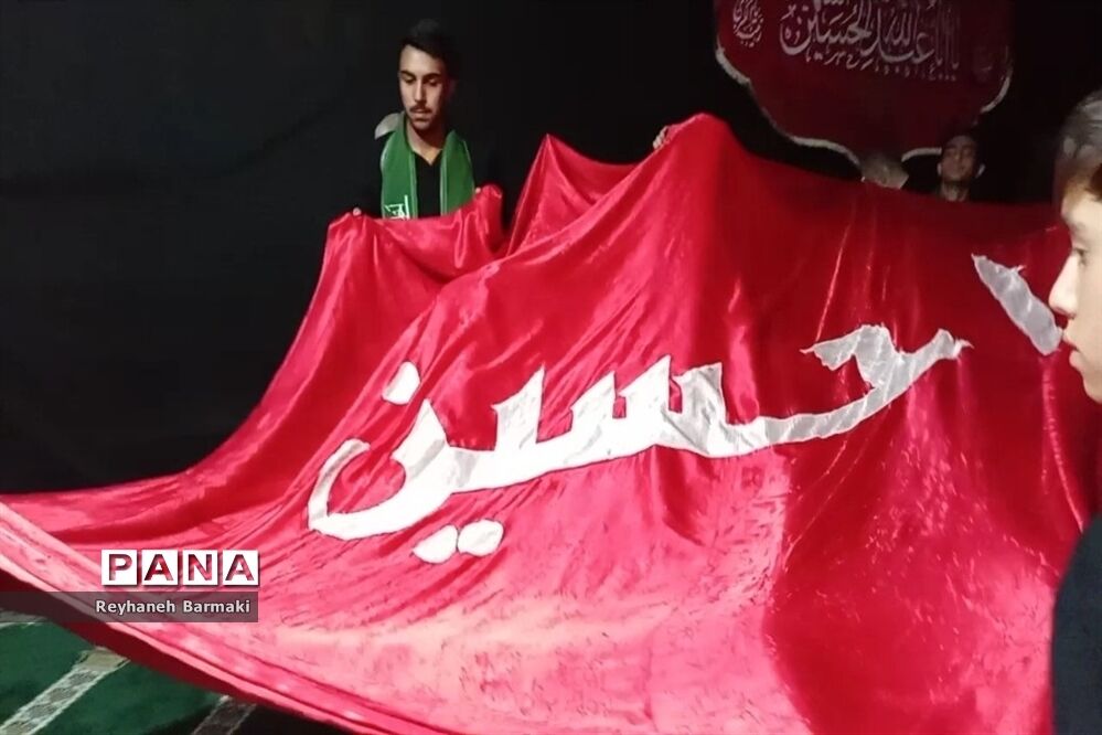 زیارت پرچم متبرک حرم امام حسین (ع) در هیات دانش‌آموزی ناحیه هفت مشهد