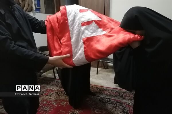 زیارت پرچم متبرک حرم امام حسین (ع) در هیات دانش‌آموزی ناحیه هفت مشهد