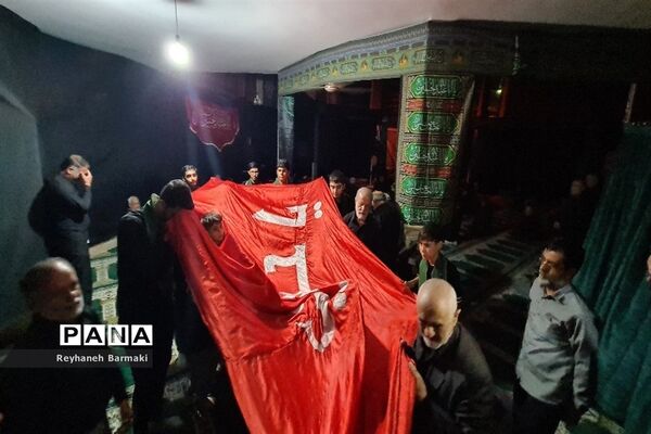 زیارت پرچم متبرک حرم امام حسین (ع) در هیات دانش‌آموزی ناحیه هفت مشهد