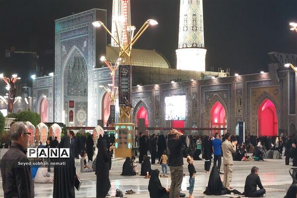 حال و هوای حرم مطهر رضوی در شب عاشورای حسینی