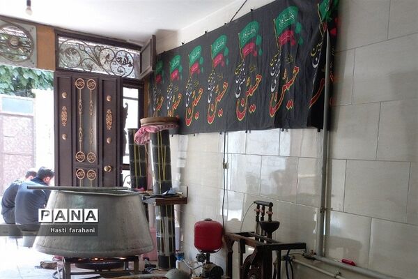 خدمت به امام‌حسین(ع) در خانه‌  پیرغلامان حسینی در روز عاشورا