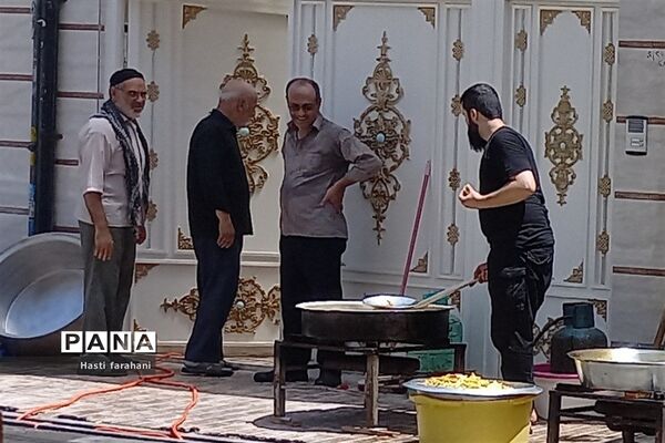 خدمت به امام‌حسین(ع) در خانه‌  پیرغلامان حسینی در روز عاشورا