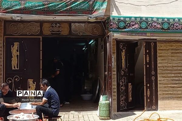خدمت به امام‌حسین(ع) در خانه‌  پیرغلامان حسینی در روز عاشورا