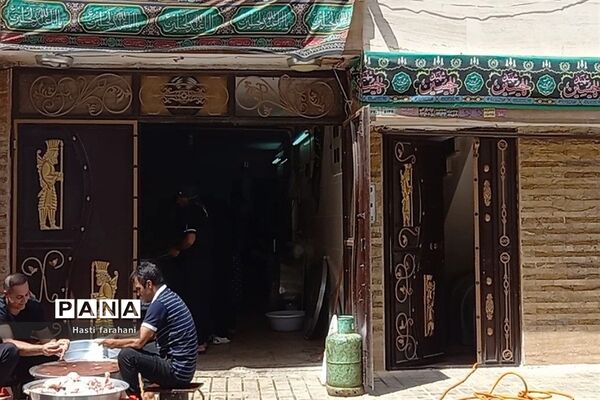 خدمت به امام‌حسین(ع) در خانه‌  پیرغلامان حسینی در روز عاشورا