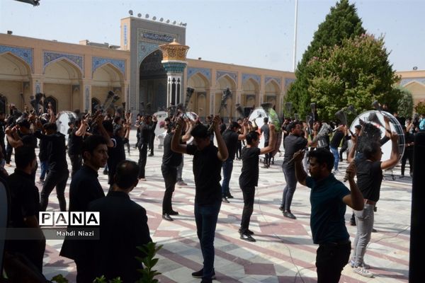 دسته زنجیر‌زنی در آرامگاه  مدرس کاشمر