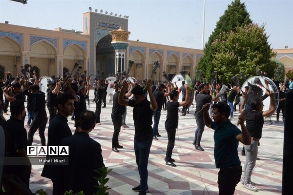دسته زنجیر‌زنی در آرامگاه  مدرس کاشمر