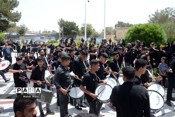 دسته زنجیر‌زنی در آرامگاه  مدرس کاشمر