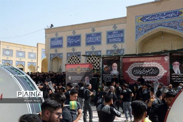 دسته زنجیر‌زنی در آرامگاه  مدرس کاشمر