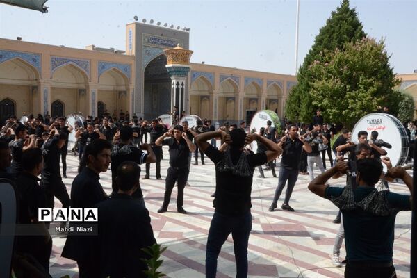 دسته زنجیر‌زنی در آرامگاه  مدرس کاشمر