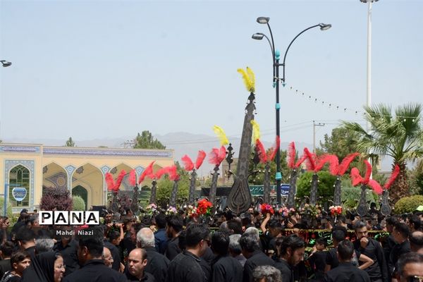 دسته زنجیر‌زنی در آرامگاه  مدرس کاشمر