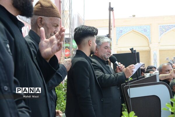 دسته زنجیر‌زنی در آرامگاه  مدرس کاشمر