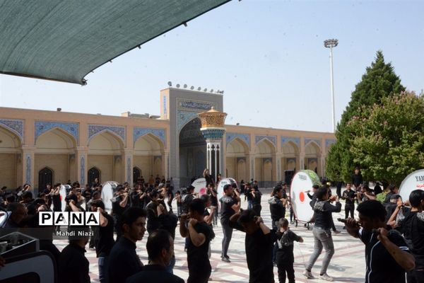 دسته زنجیر‌زنی در آرامگاه  مدرس کاشمر