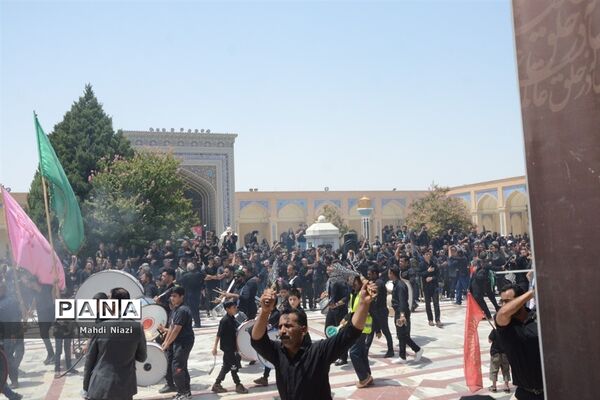 دسته زنجیر‌زنی در آرامگاه  مدرس کاشمر