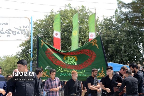 دسته زنجیر‌زنی در آرامگاه  مدرس کاشمر