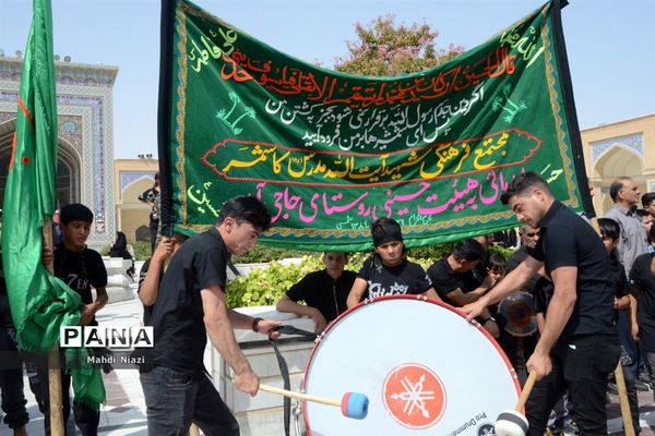 دسته زنجیر‌زنی در آرامگاه  مدرس کاشمر