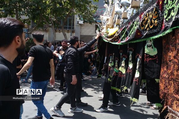 آیین زنجیر‌زنی و سینه‌زنی در روز عاشورای حسینی