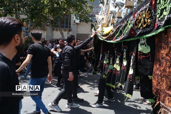 آیین زنجیر‌زنی و سینه‌زنی در روز عاشورای حسینی