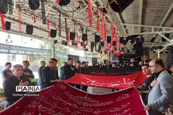 مراسم پرچم‌گردانی حرم مطهر حضرت اباعبدالله الحسین(ع) در اداره آموزش و پرورش منطقه ۱۳ تهران
