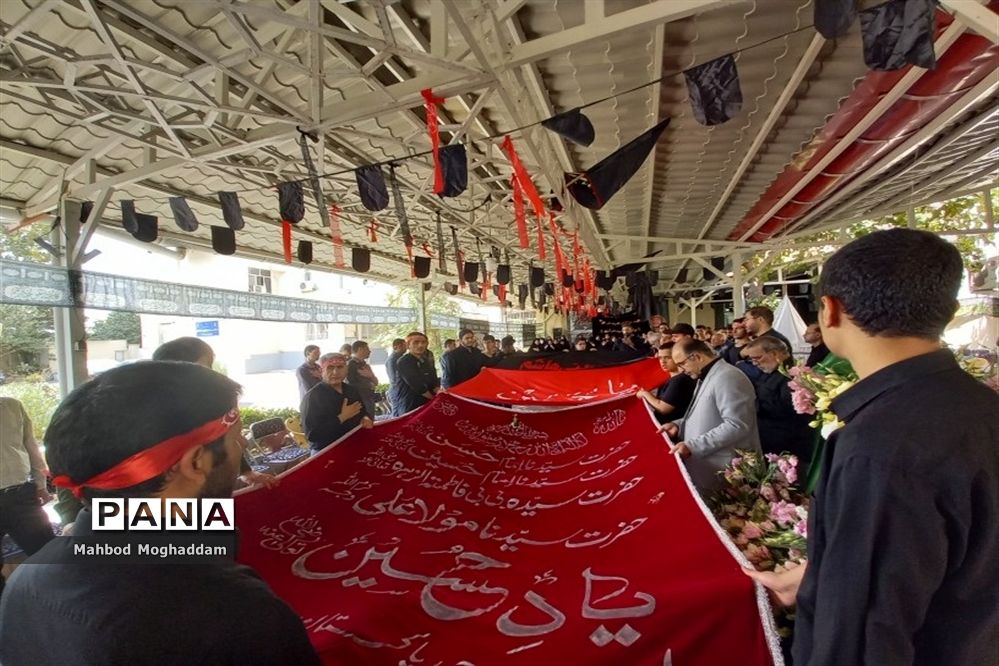 مراسم پرچم‌گردانی حرم مطهر حضرت اباعبدالله الحسین(ع) در اداره آموزش و پرورش منطقه ۱۳ تهران
