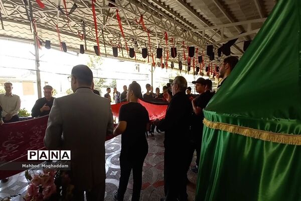 مراسم پرچم‌گردانی حرم مطهر حضرت اباعبدالله الحسین(ع) در اداره آموزش و پرورش منطقه ۱۳ تهران