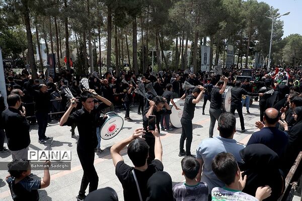 ظهر عاشورا در گلزار شهدای اصفهان