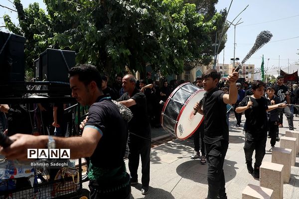 ظهر عاشورا در گلزار شهدای اصفهان