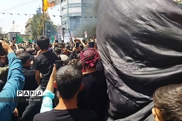 عزاداری مسجد کربلایی‌ها در محله بازار بزرگ‌ تهران در روز عاشورا