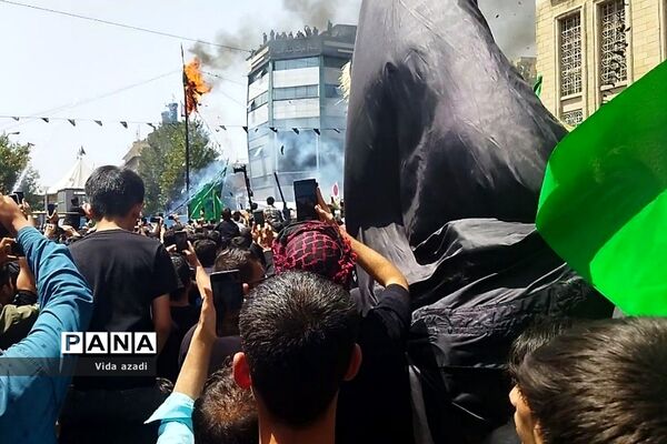 عزاداری مسجد کربلایی‌ها در محله بازار بزرگ‌ تهران در روز عاشورا