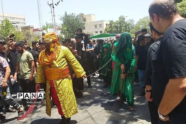 عزاداری مسجد کربلایی‌ها در محله بازار بزرگ‌ تهران در روز عاشورا