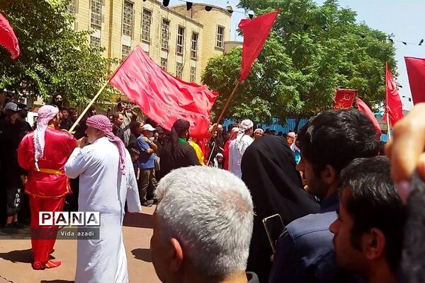 عزاداری مسجد کربلایی‌ها در محله بازار بزرگ‌ تهران در روز عاشورا